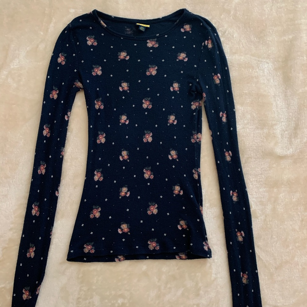I am selling a navy blue stylish top!